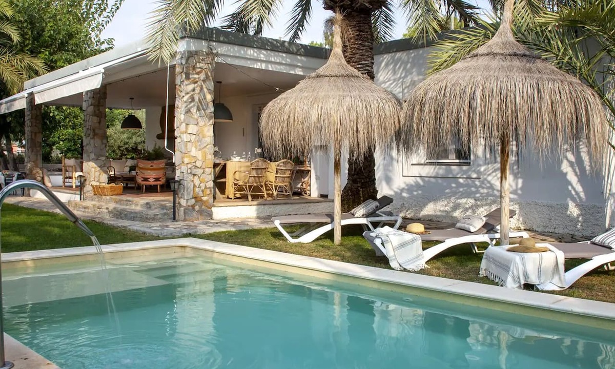 Elche House | A beautiful house with a pool surrounded by palm trees, so you can keep enjoying the summer