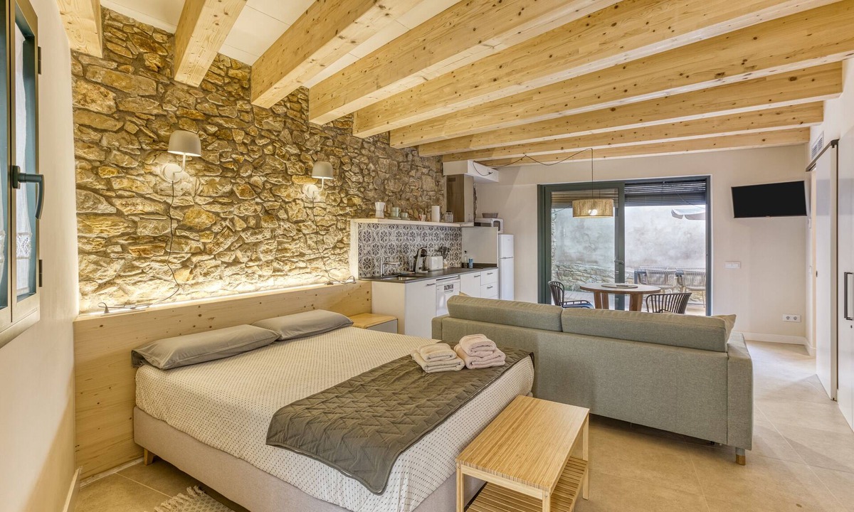 Peratallada Apartment | Apartment 'Apartament Empordà' with Private Terrace, Wi-Fi and Air Conditioning