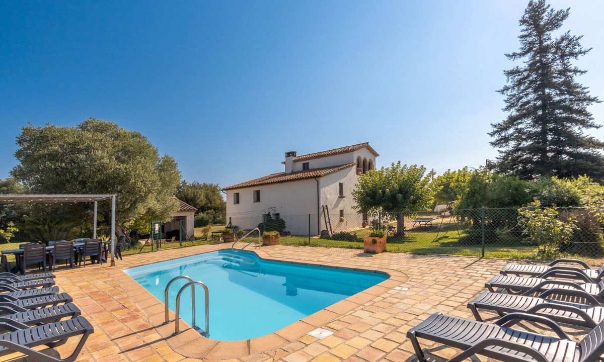 Vilobi d'Onyar House | Apartment 'Simon' with Mountain View, Private Pool and Wi-Fi