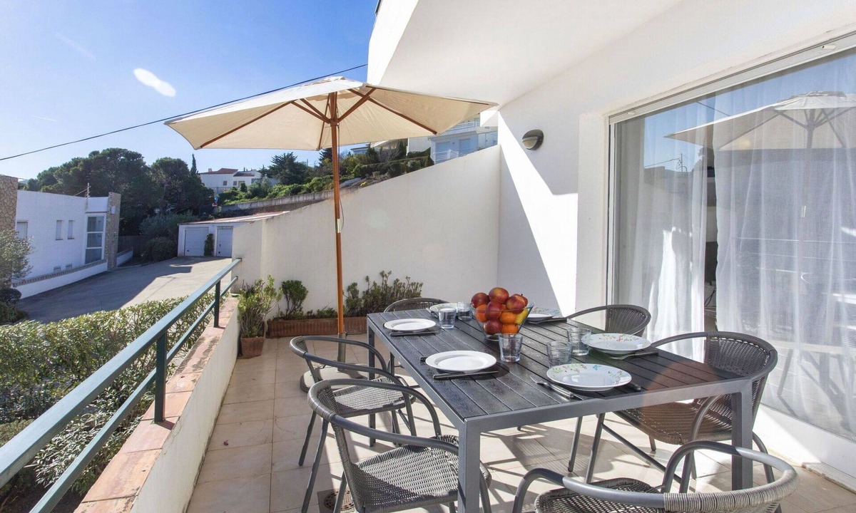 Llanca Apartment | Beautiful apartment for 5 people with WIFI, TV, terrace and pets allowed