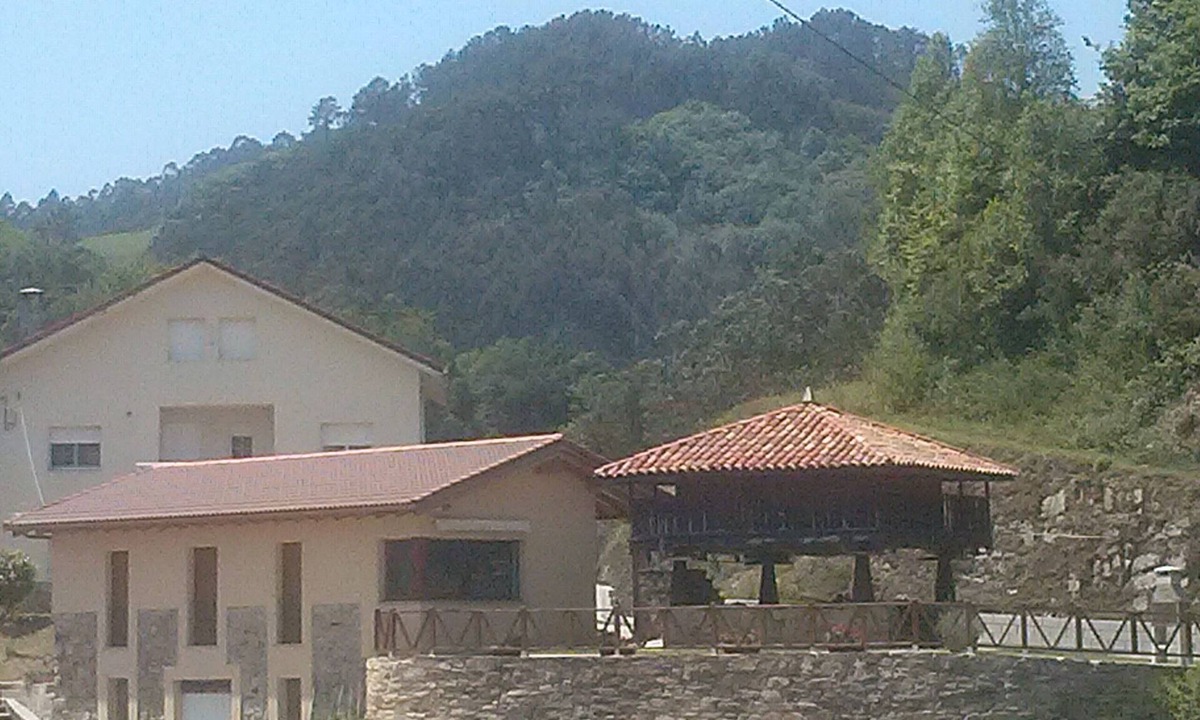 San Pedro de la Ribera Cottage | Beautiful views of the green nature from the inside Asturiana