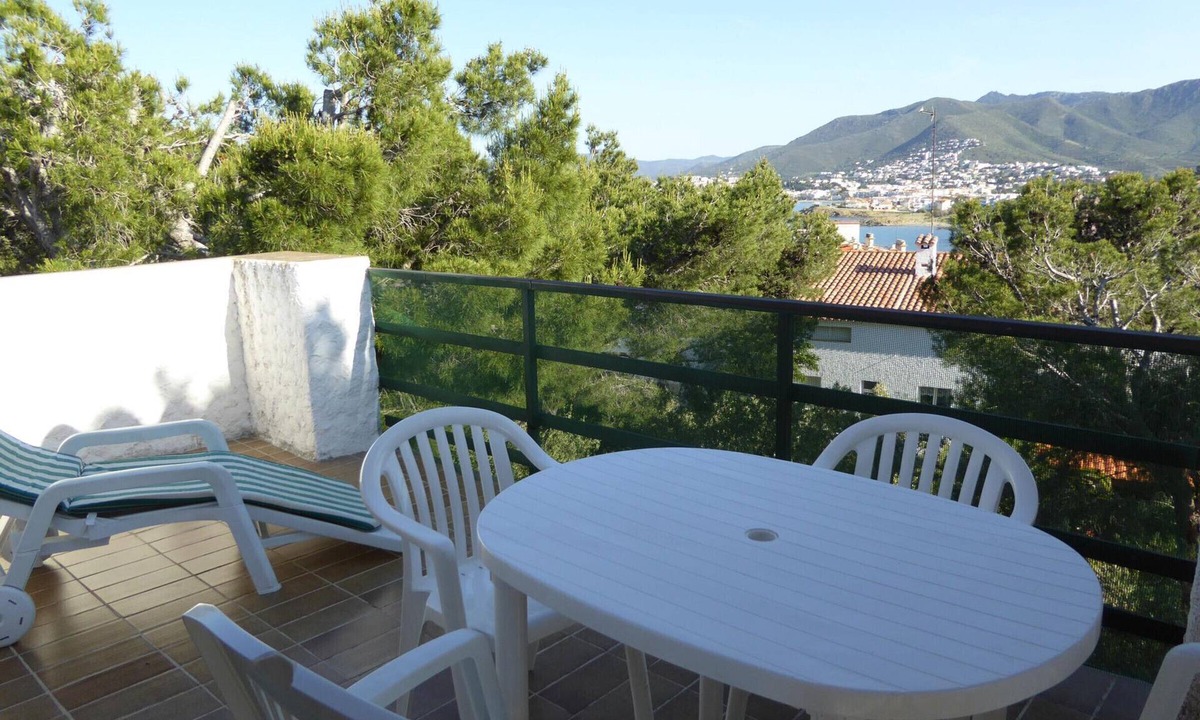 Llanca Apartment | Bright apartment with terrace and parking 300m from the beach