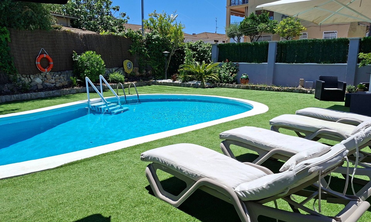Cunit House | Bungalow with Private Pool, Wi-Fi and Air Conditioning