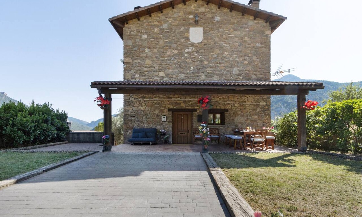 Navarri House | Casa Montenegro: Rural Retreat with Mountain Views, Garden, and BBQ