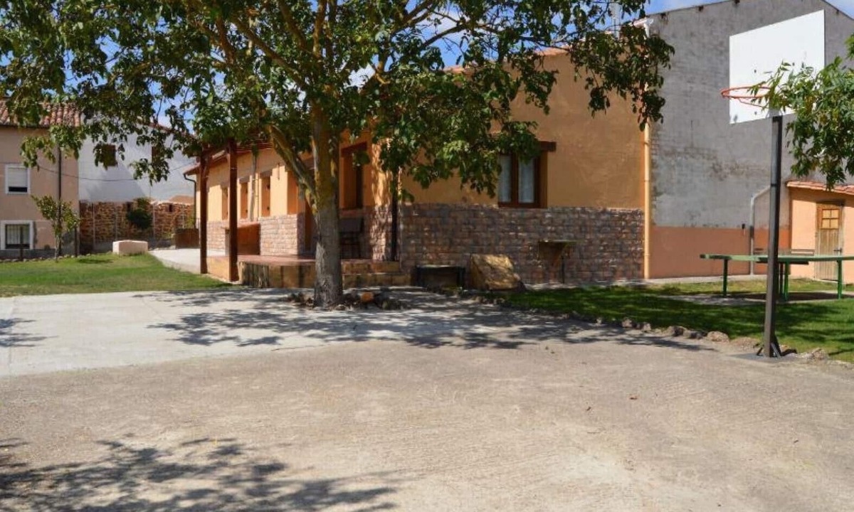 Quintanaelez House | Casa Rural El Establo: 4 Bedrooms, Private Garden, Burgos