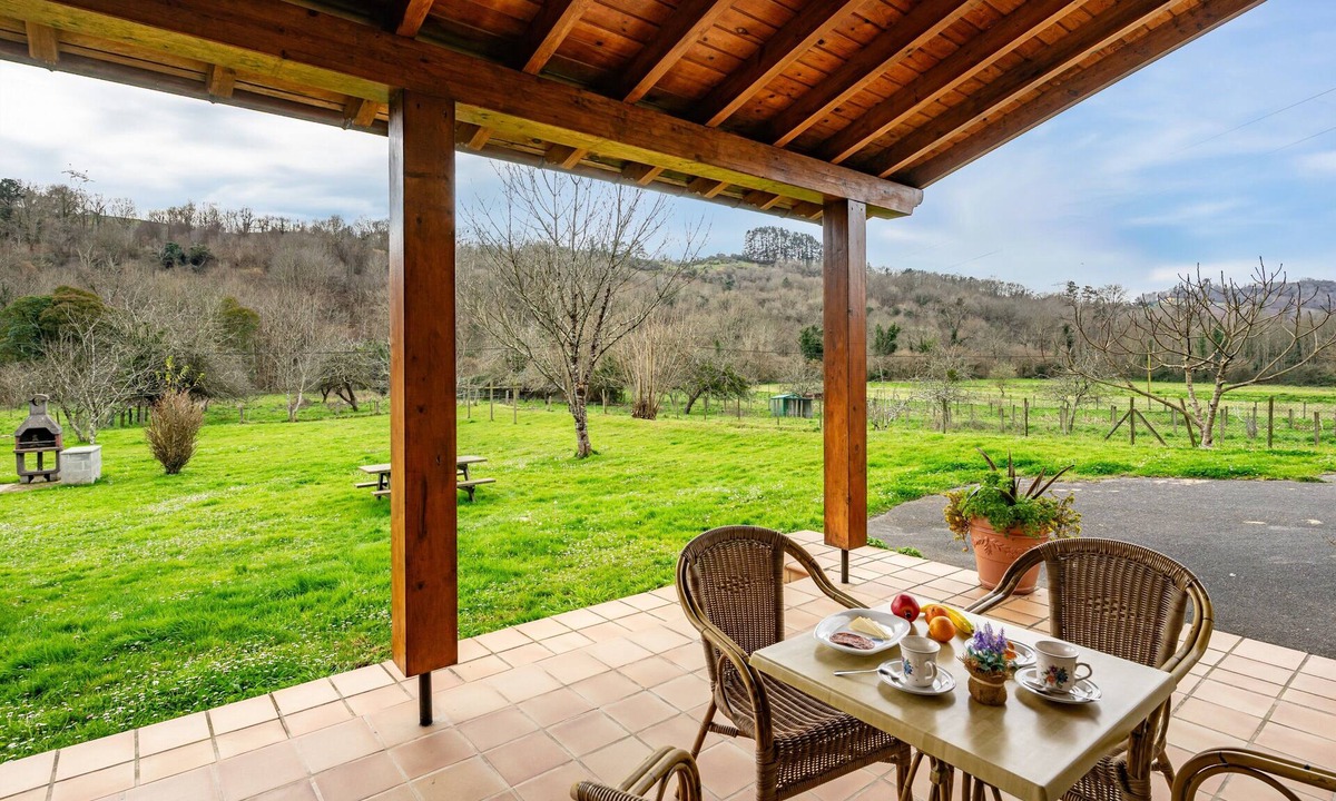 San Juan de Parres Apartment | Chalet 'Les Cuartes 2' with Mountain Views, Private Terrace and Private Garden