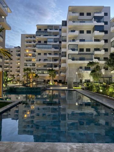 Ain Harrouda Apartment | Chic Appt Vue Piscine & walk to beach - Zénata Eco-City Casa