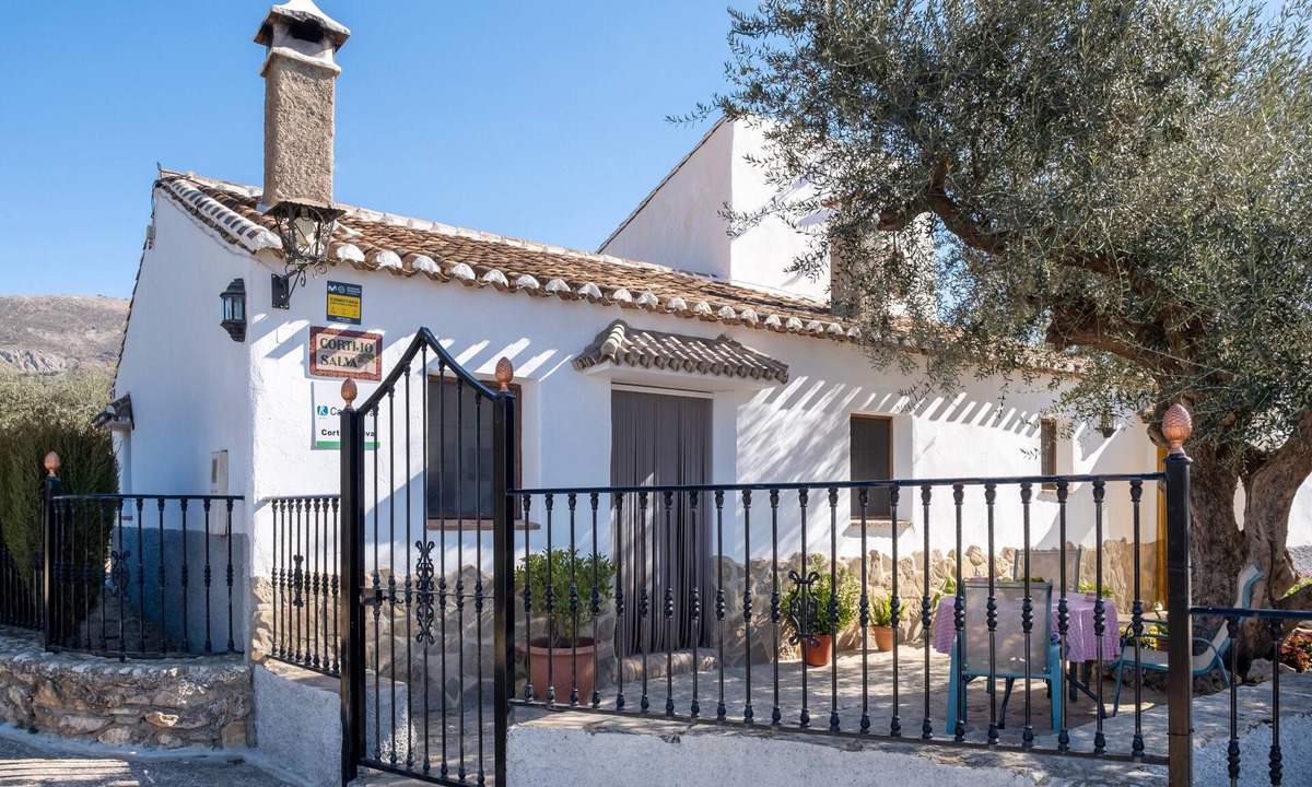 Periana House | Country House 'Cortijo Salva' with Mountain Views, Private Garden, and Wi-Fi
