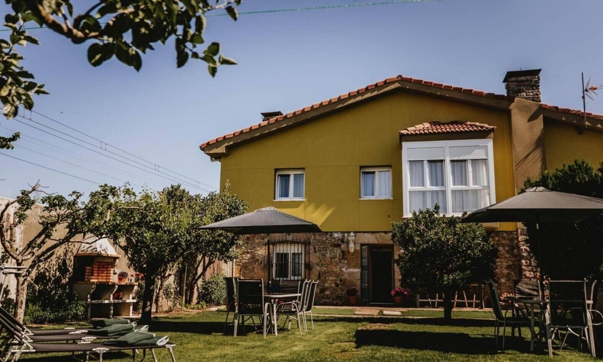 Enmedio House | Country House 'Real 110mas2' with Mountain View, Private Garden and Wi-Fi