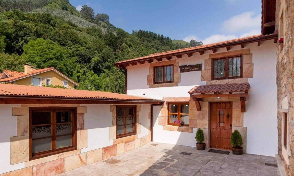 Acereda House | El Rincón de Carmina · house with garden and fireplace in Cantabria