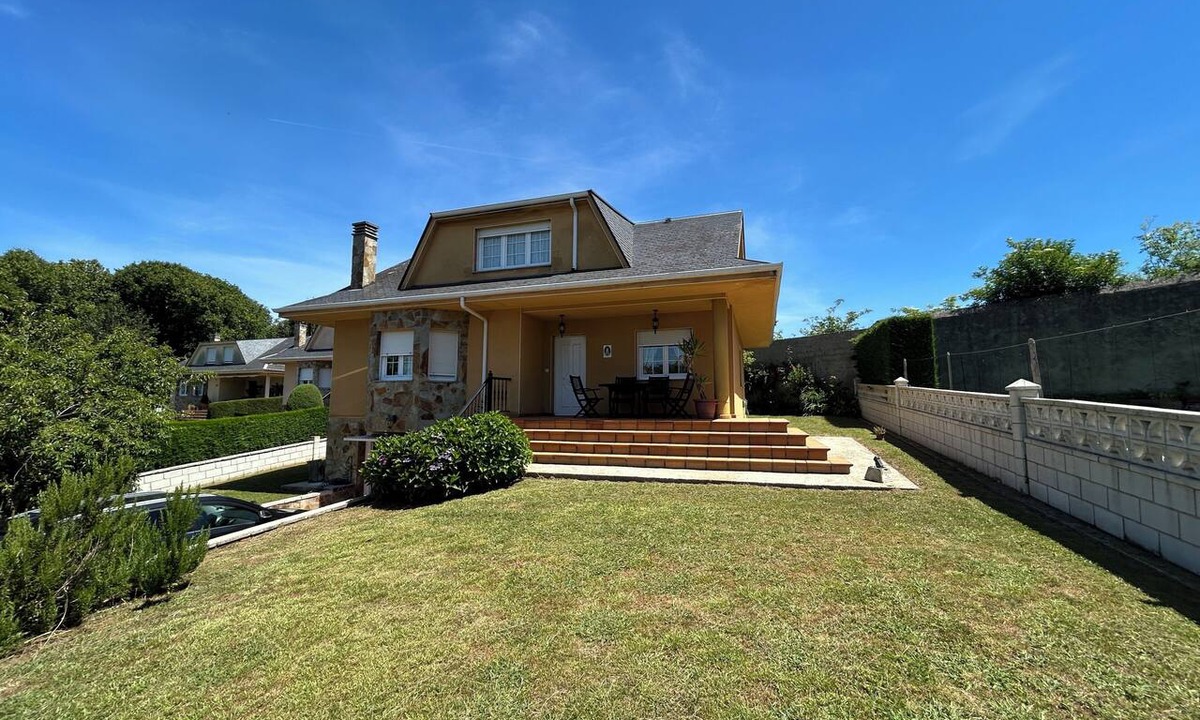 La Caridad House | Family home with a garden: Beach, mountains, and pets welcome (Garage included)