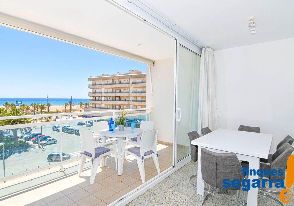Comarruga Apartment | FINQUES SEGARRA - Central apartment on the seafront