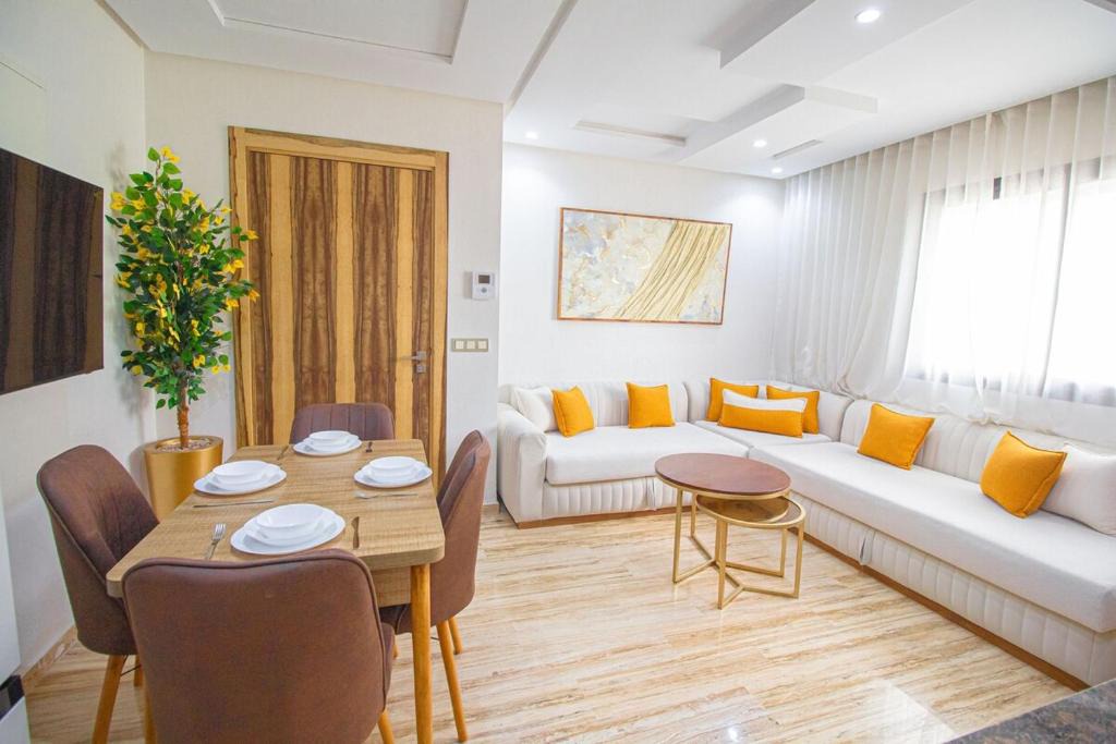 Luxus Apartment | Golden Haven, Luxury Apartment with Pool