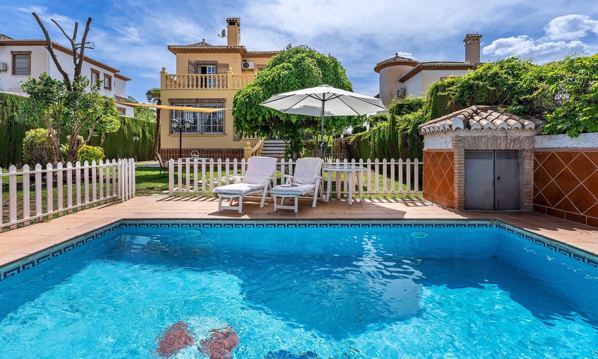 La Zubia House | Holiday Home 'Cypress House' with Private Pool, Wi-Fi, and Air Conditioning