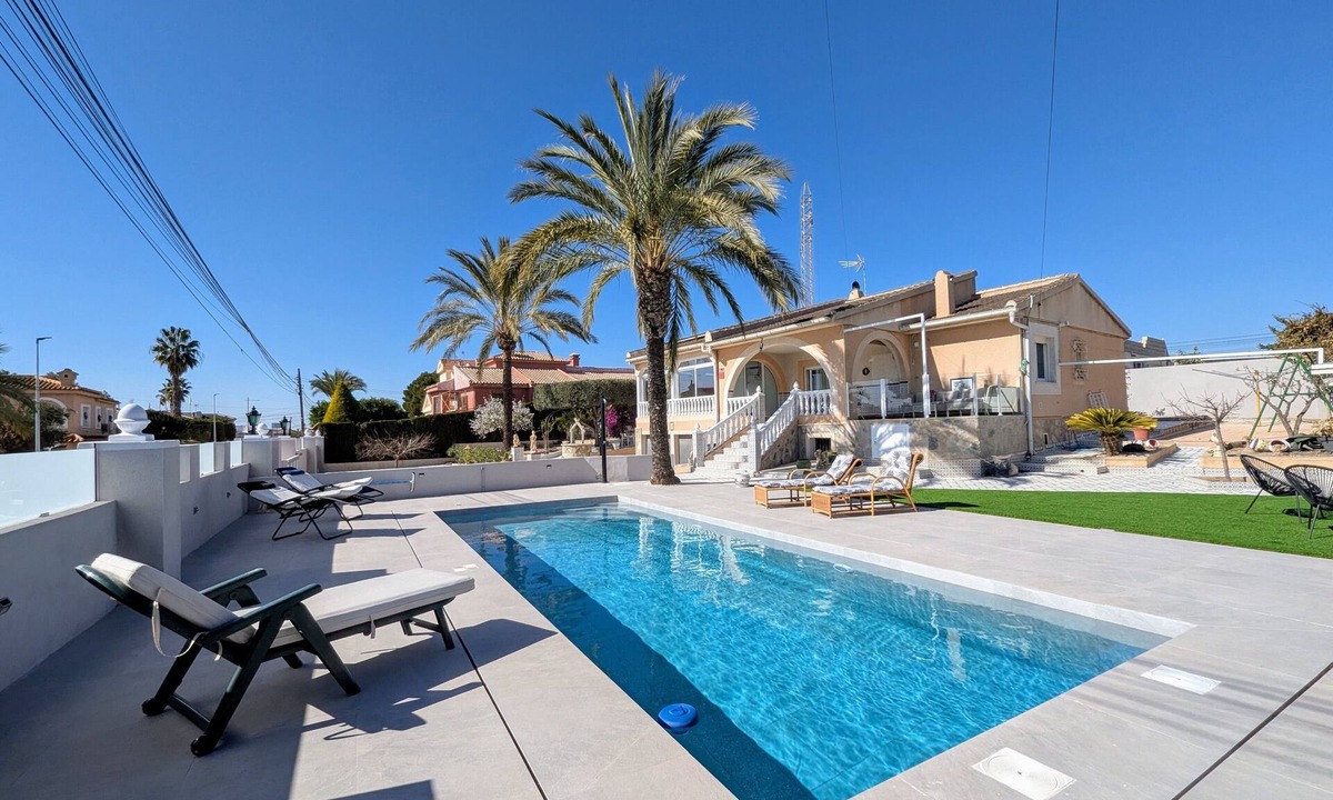 Quesada House | Holiday Home 'R-70 Vacacional' with Private Pool, Wi-Fi, and Air Conditioning