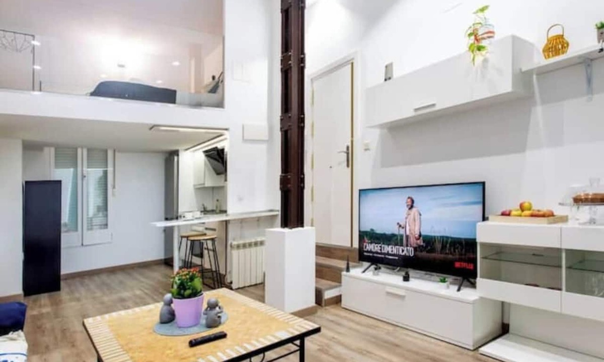 Embajadores Apartment | Industrial-style duplex apartment