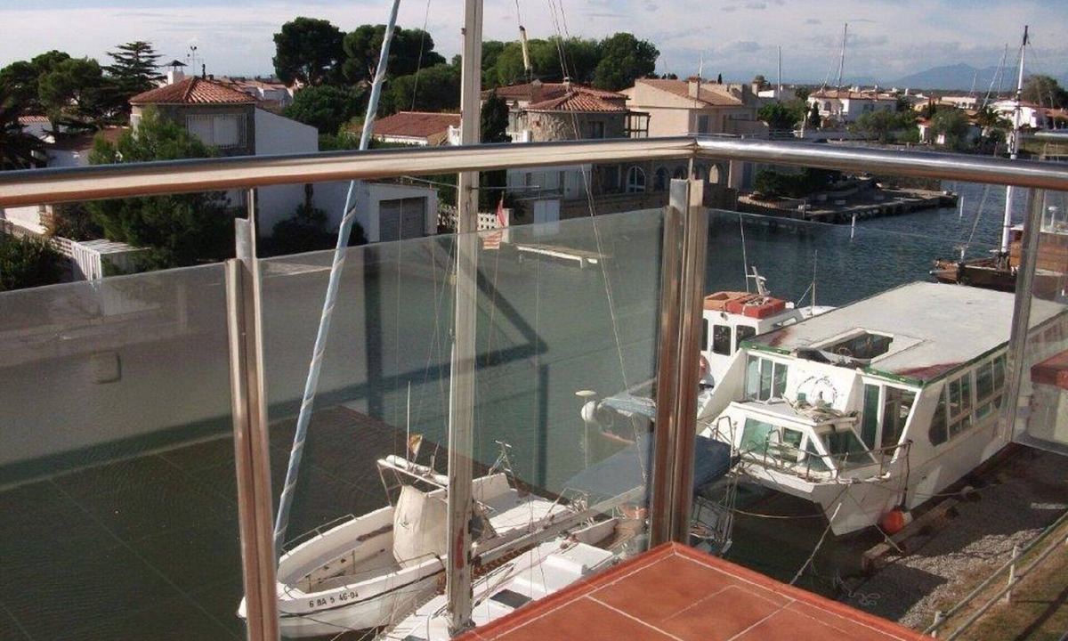 Santa Margarida Apartment | Magnificent 2-bedroom apartment sleeps 5 with marina and sea views