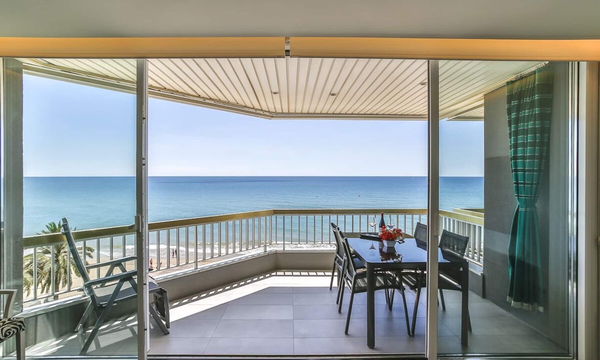 Calafell Apartment | MAGNIFICENT APARTMENT IN FIRST LINE OF SEA.