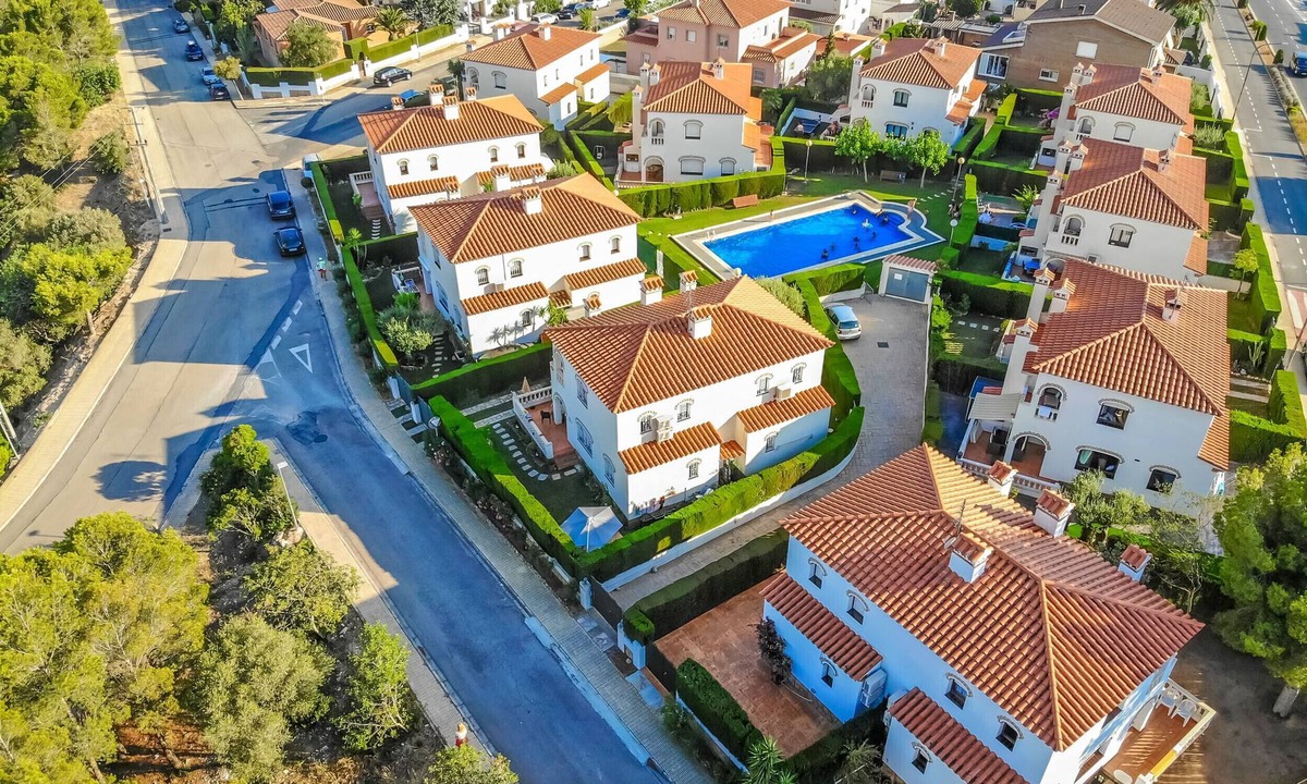 Miami Platja Ski Chalet | MASIA2 adosado jardín privado, BBQ y piscina comun