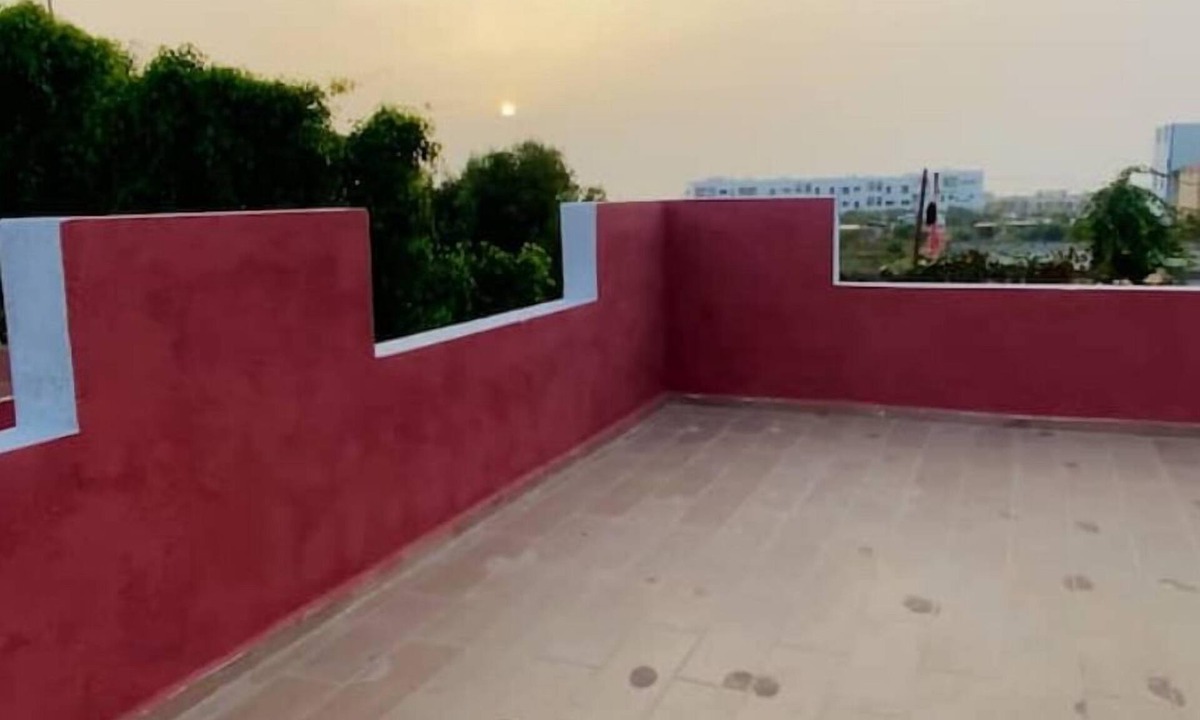 Tamariss House | Modern and quiet comfort a short walk to the beach.