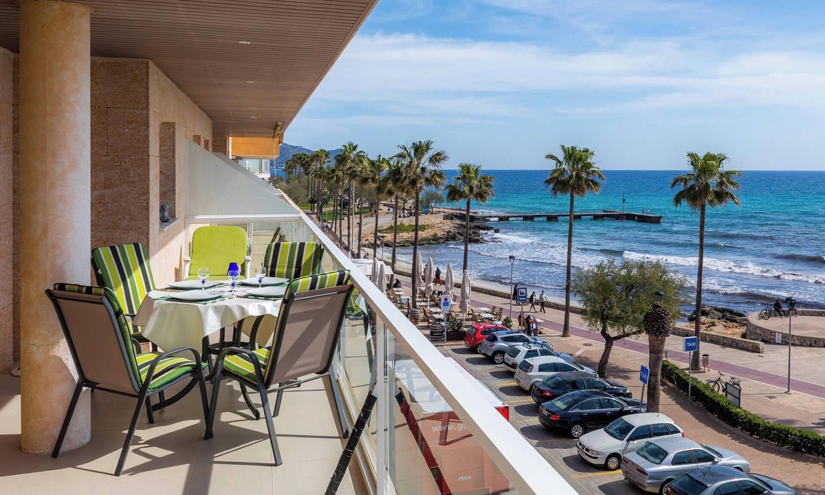 Cala Bona Apartment | Seafront Apartment “Frente al mar” with Sea View, Wi-Fi, A/C & Terrace; Parking Available