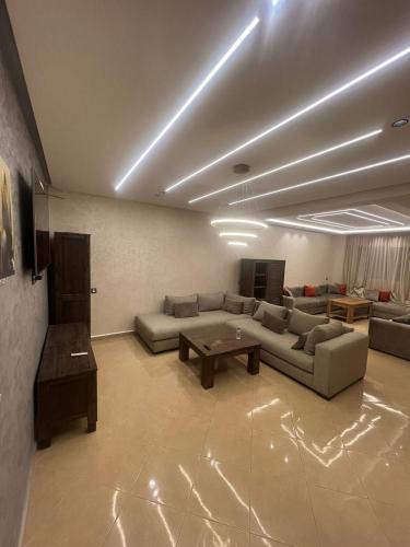 Hjar Ennhal Apartment | Spacious, modern apartment near the airport