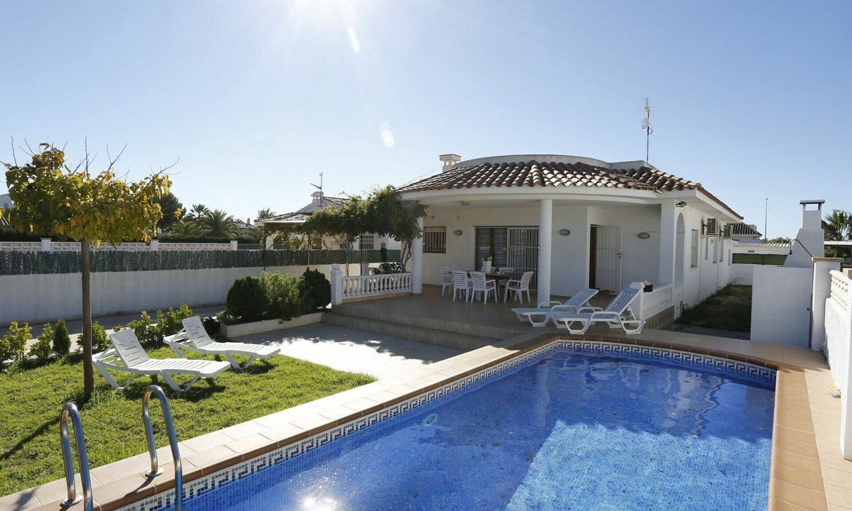 Riumar House | Stunning private villa for 8 guests with WIFI, A/C, private pool, TV, patio and pets allowed