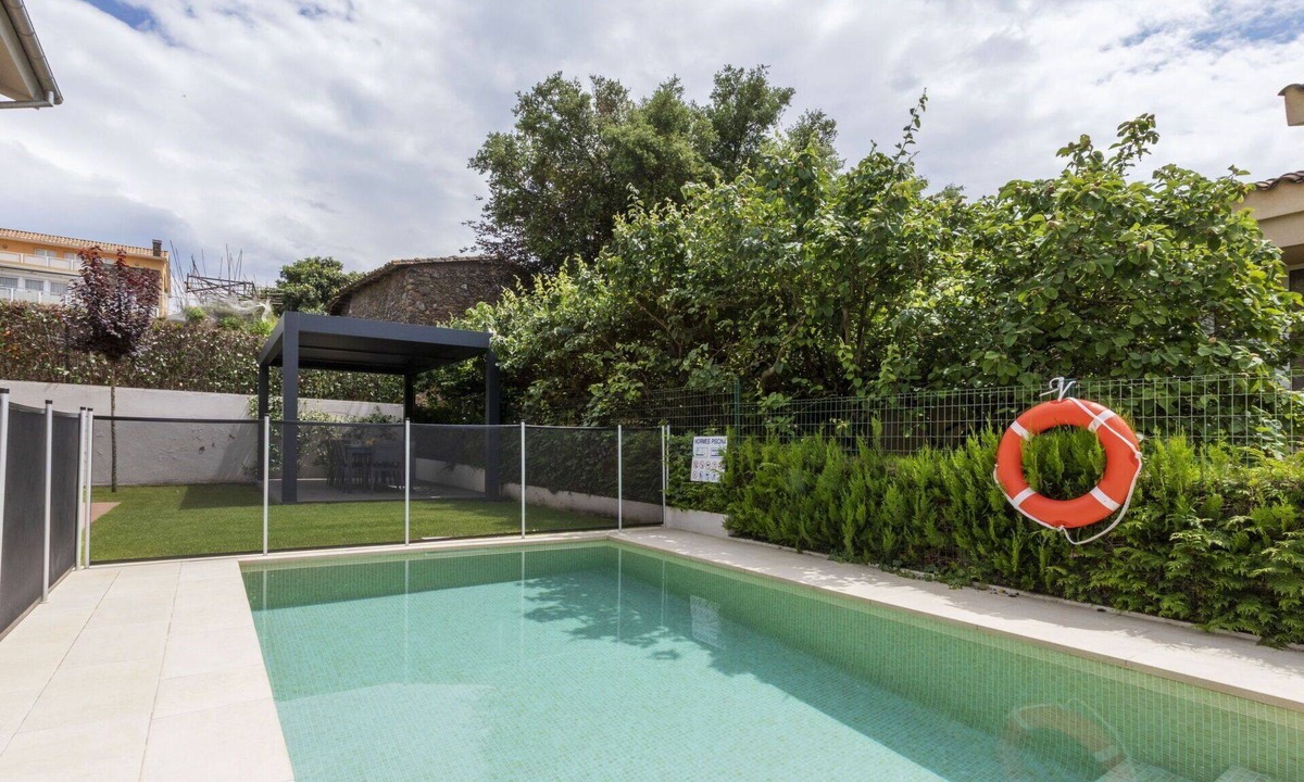 Olot House | Stunning private villa for 7 guests with private pool, A/C, WIFI, TV and patio
