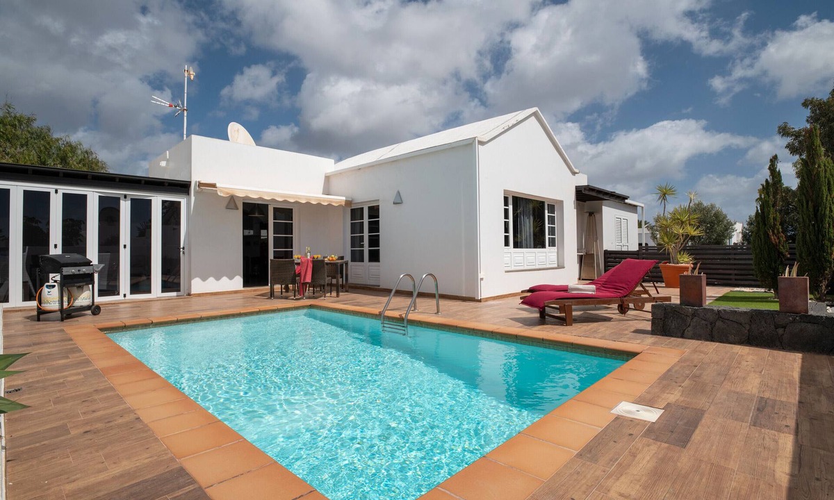 Los Mojones Villa | Vacation Villa 'Calima Deluxe Con Piscin' with Private Heated Pool, Wi-Fi and Air Conditioning