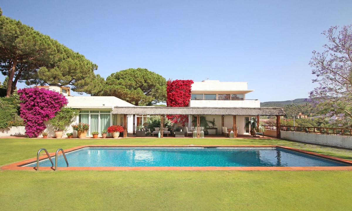 Sant Andreu de Llavaneres Villa | Villa Torre Blanca, at the Golf Club, 5' from the beach and 35' from Barcelona