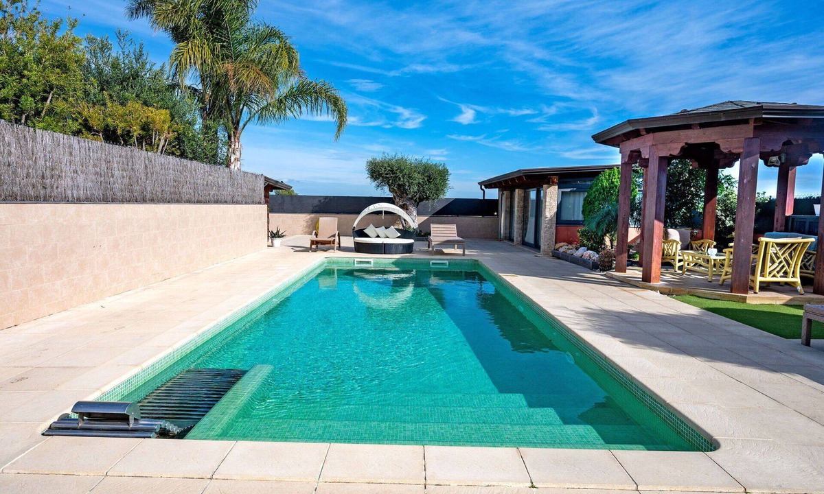 Comarruga House | Wonderful private villa for 7 people with WIFI, A/C, private pool, TV and terrace