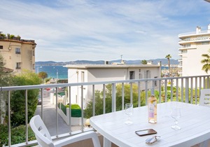 Air-conditioned studio for 2, near beach and shops, WiFi in Saint-Raphaël