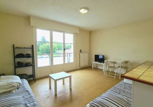 studio. m. With 3 beds and private parking in Trappes