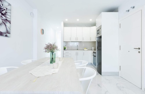 San Isidro Apartment | 1 Moderno Edificio Emilia