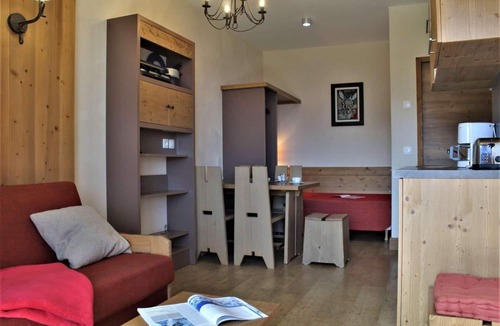 Risoul Apartment | 100m from ski slopes, 3rd floor, swimming pool, sauna, balcony, tv, ski locker, 30m², Risoul