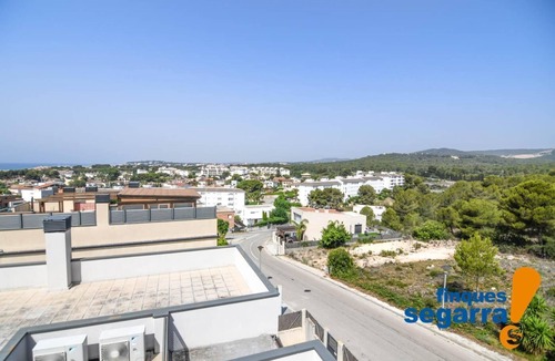 Comarruga Apartment | 3 bedroom penthouse, with communal pool and parking, 500m from the beach.