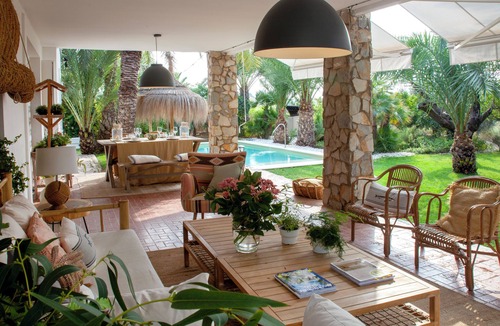 Elche House | A beautiful house with a pool surrounded by palm trees, so you can keep enjoying the summer