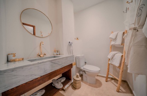 Sidi Bou Amar House | Air-conditioned suite with private bathroom