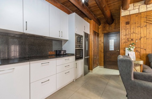 Borrastre House | Apartment 'Bachella' with Mountain View, Private Terrace and Wi-Fi