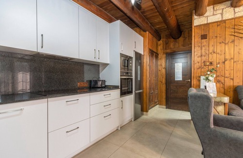 Borrastre House | Apartment 'Bachella' with Mountain View, Private Terrace and Wi-Fi