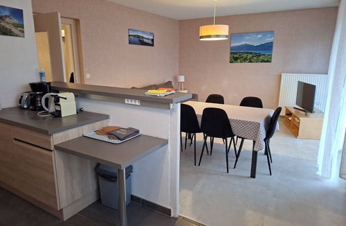 Aix-les-Bains Apartment | Apartment between city and lake, near shops