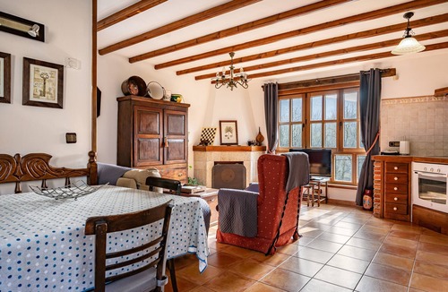 Santianes de Ola House | Apartment 'Fresnu' with Mountain Views, Private Terrace and Wi-Fi