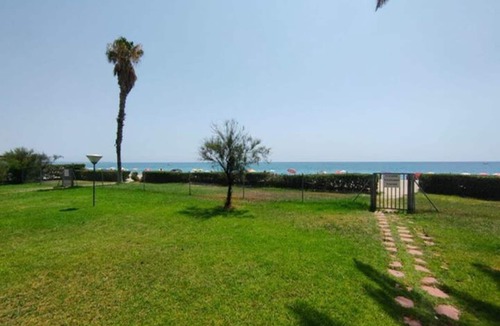 Parc de Mont-roig Apartment | Beachfront Apartment with Pool Access in Miami Playa