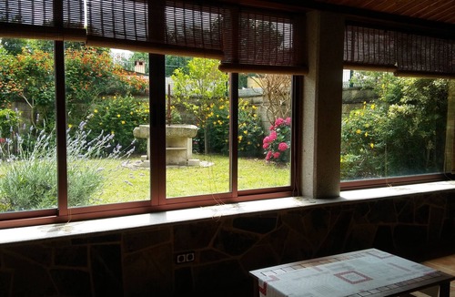Moana House | Beautiful house with porch and garden 5' drive from the beach and the mountains.