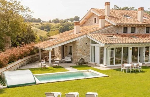 Lamadrid House | Casa con Jardín y Piscina Climatizada Cerca de Comillas a 10 min de la Playa