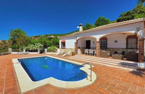 Los Cortijillos House | Casa El Huerto Pilarejo: Villa with a View of La Maroma near Alcaucín