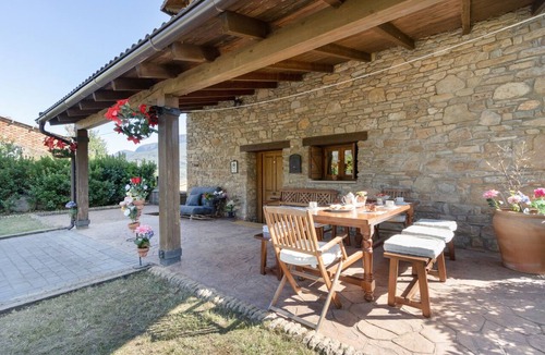 Navarri House | Casa Montenegro: Rural Retreat with Mountain Views, Garden, and BBQ