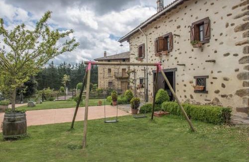 Orozko House | caserio vasco con piscina y barbacoa