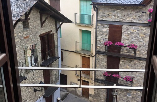 Esterri D'Aneu Apartment | Cau d'Àneu. Duplex, located on the main street of the town.