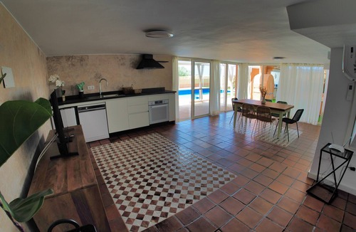 Isla Plana Ski Chalet | Chalet de Lujocasa Terracota con Piscina, 3 Cocinas, 6 Habitaciones y 6 Baños